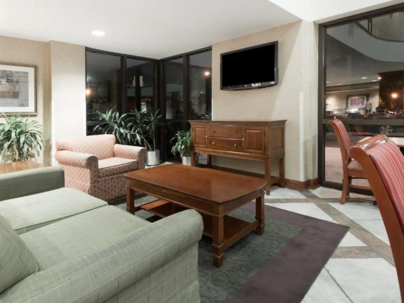 Отель Baymont By Wyndham Indianapolis South Экстерьер фото