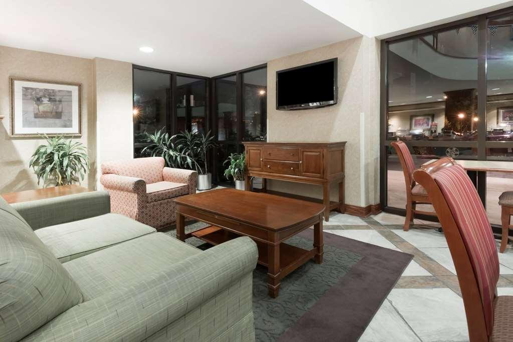 Отель Baymont By Wyndham Indianapolis South Интерьер фото